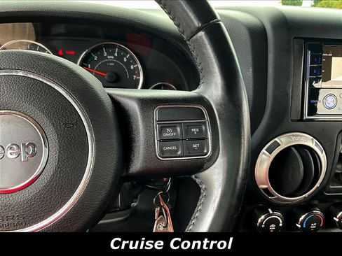 Used 2017 Jeep Wrangler Unlimited Sahara w/ Connectivity Group AWD/4WD image 12