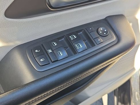Used 2018 Chrysler Pacifica L FWD image 11