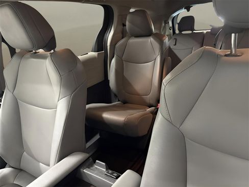 Used 2023 Toyota Sienna XLE image 20