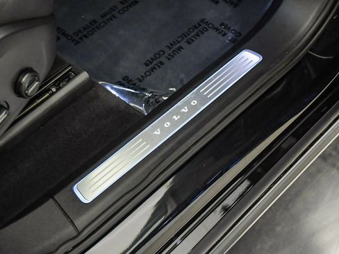 Certified 2025 Volvo XC90 B6 Plus image 19