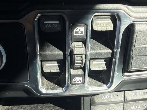 Used 2019 Jeep Wrangler Unlimited Sahara w/ Uconnect 4C Nav & Sound Group image 18