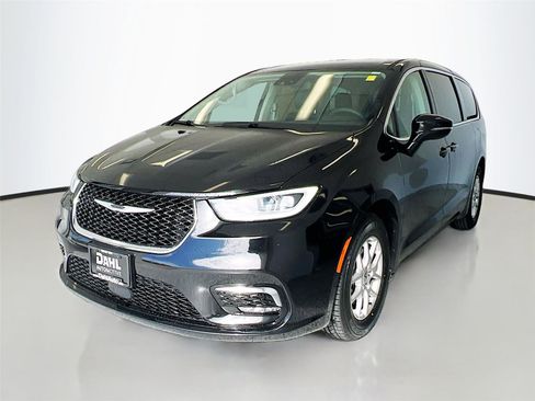 Used 2024 Chrysler Pacifica Touring-L image 4