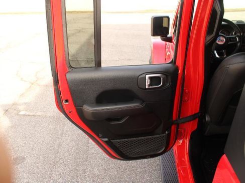 Used 2018 Jeep Wrangler Unlimited Sahara AWD/4WD image 15