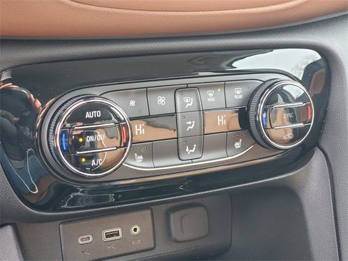 Used 2020 Buick Encore GX Essence image 25