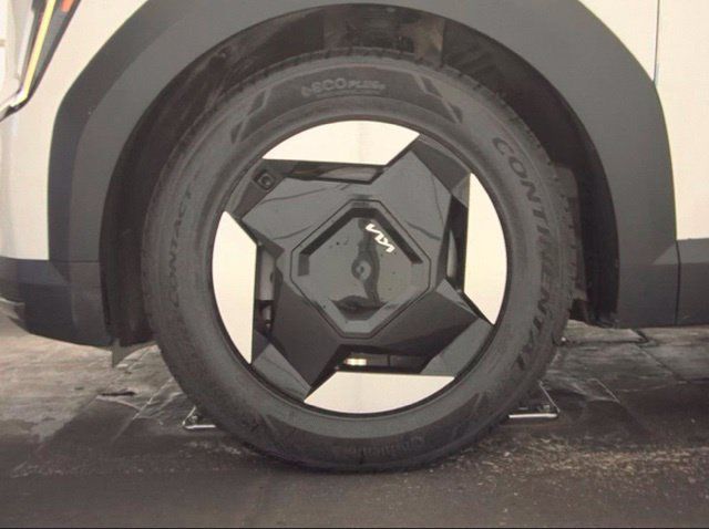 Certified 2024 Kia EV9 Light Long Range RWD image 18