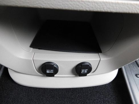 Used 2016 Chrysler Town & Country Touring image 12