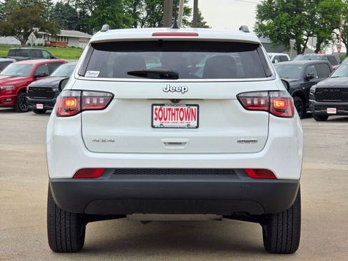 Used 2022 Jeep Compass Latitude w/ Sun and Sound Group AWD/4WD image 7