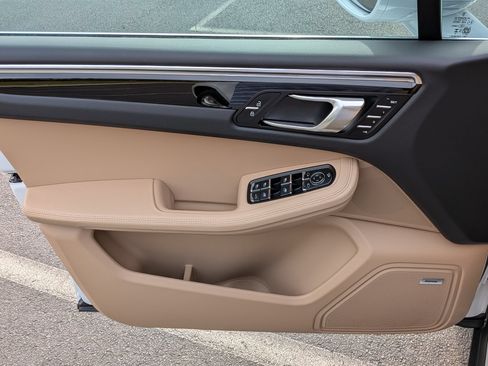 Certified 2025 Porsche Macan AWD/4WD image 22