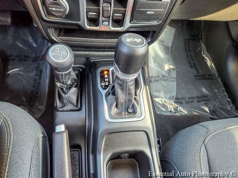 Used 2025 Jeep Wrangler Unlimited Sahara AWD/4WD image 13