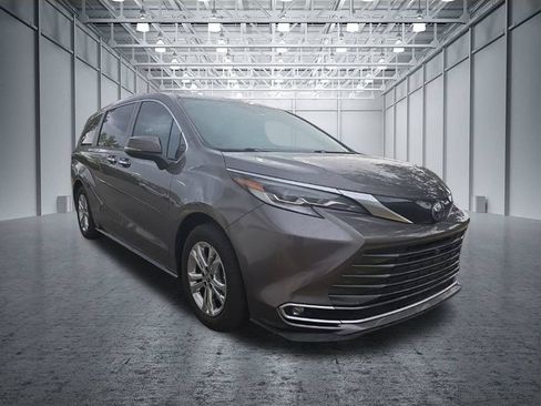 Used 2023 Toyota Sienna Platinum AWD/4WD image 8