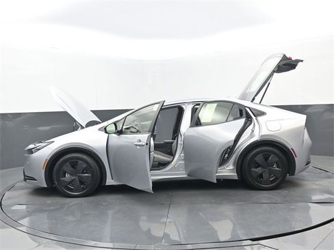 Used 2024 Toyota Prius LE image 31