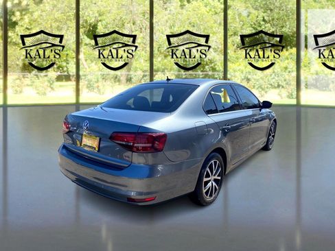 Used 2017 Volkswagen Jetta SE image 5