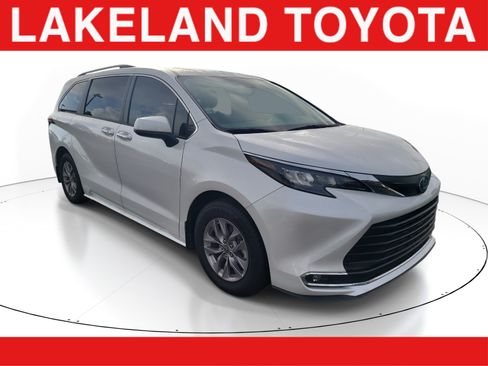 Used 2024 Toyota Sienna XLE w/ XLE Plus Package FWD image 1