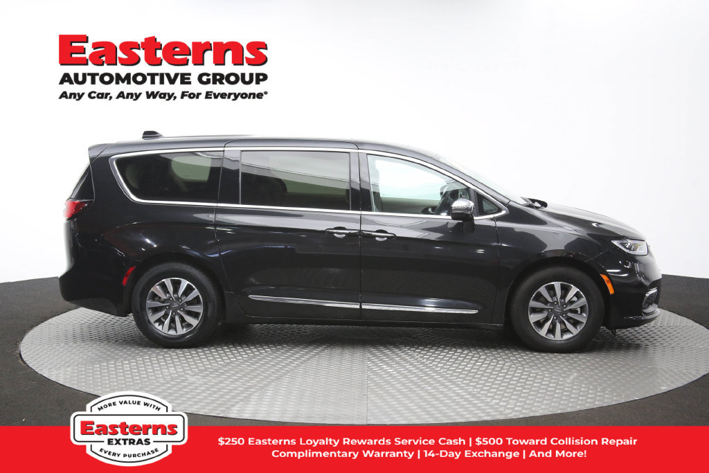 Used 2023 Chrysler Pacifica Limited FWD image 50
