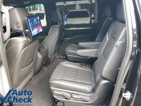 Certified 2025 Cadillac Escalade ESV V AWD/4WD image 15