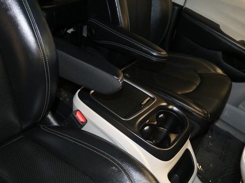 Used 2023 Chrysler Pacifica Touring-L image 63