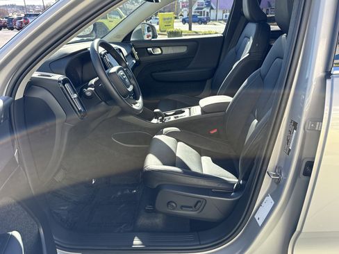 Used 2025 Volvo XC40 B5 Core image 14