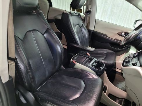 Used 2018 Chrysler Pacifica Touring-L image 58