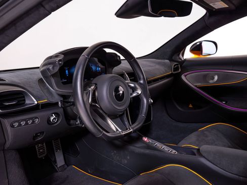 Used 2024 McLaren Artura image 19