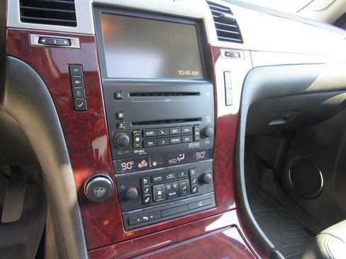 Used 2010 Cadillac Escalade Premium AWD/4WD image 14