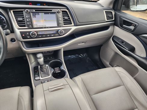 Used 2018 Toyota Highlander Limited Platinum image 17