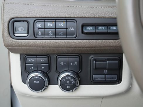 Used 2023 GMC Yukon Denali w/ Advanced Technology Package AWD/4WD image 17