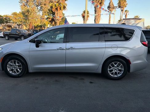 Used 2024 Chrysler Pacifica Touring-L FWD image 5