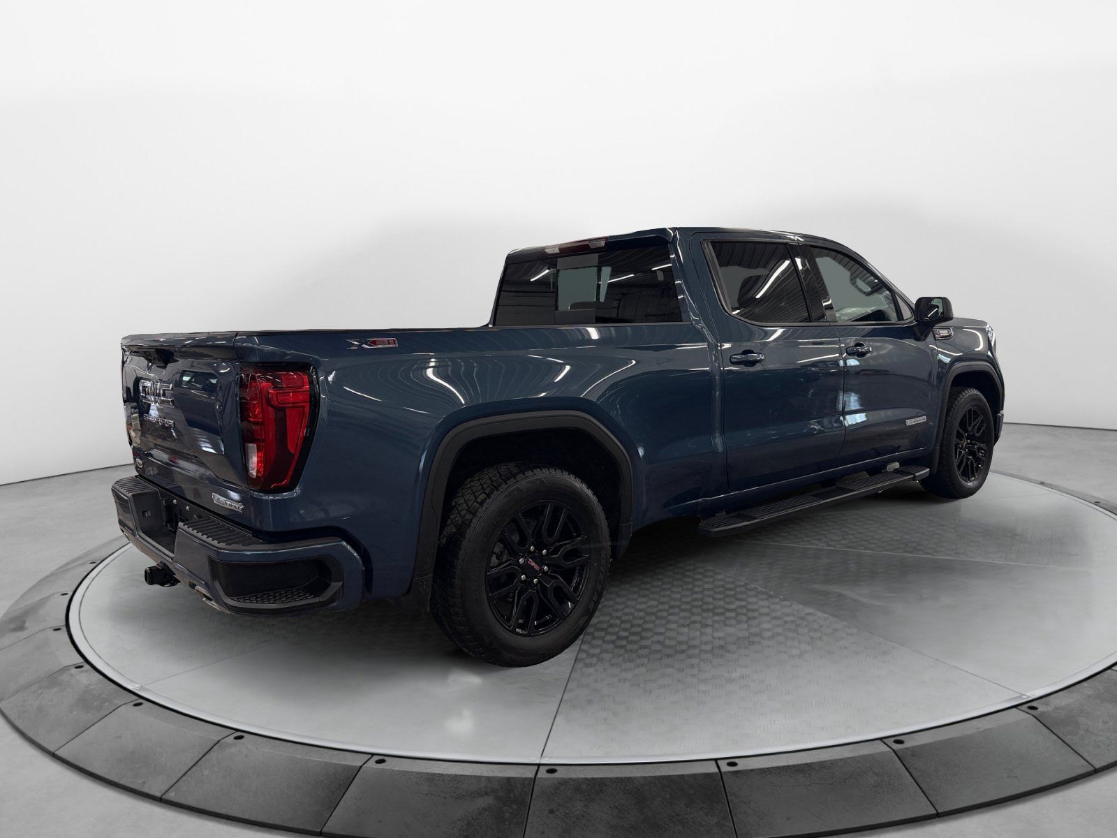 Used 2024 GMC Sierra 1500 Elevation w/ Preferred Package AWD/4WD image 5