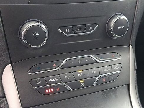 Used 2020 Ford Edge SEL w/ Cold Weather Package image 17