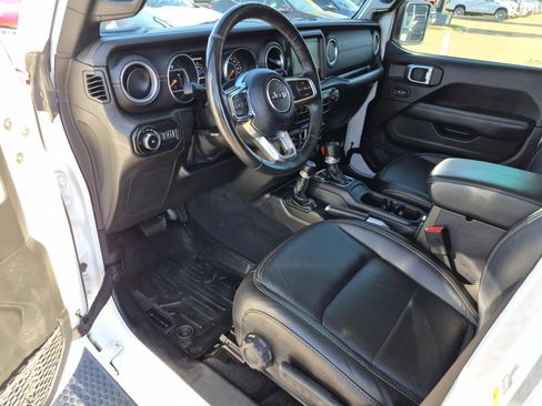Used 2019 Jeep Wrangler Unlimited Sahara w/ Uconnect 4C Nav & Sound Group AWD/4WD image 11