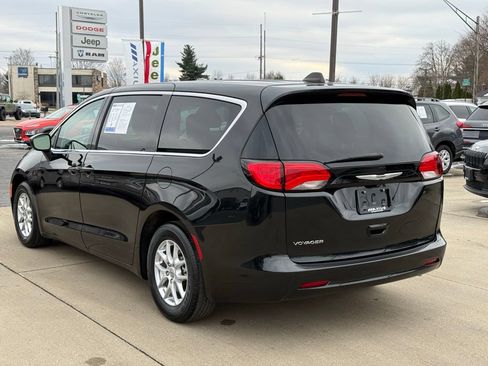 Used 2023 Chrysler Voyager LX FWD image 5