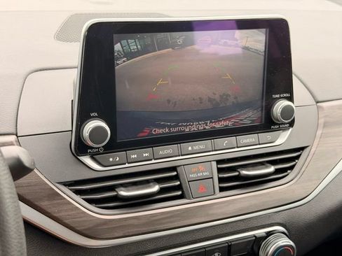 Used 2025 Nissan Altima 2.5 SV FWD image 29