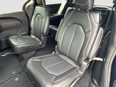 Used 2025 Chrysler Pacifica Select AWD/4WD image 17