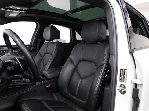Certified 2023 Porsche Macan AWD/4WD image 5