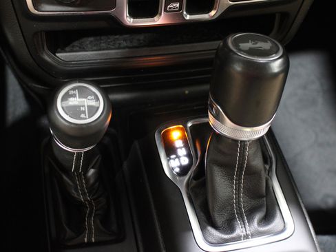 Used 2022 Jeep Wrangler Unlimited Sahara w/ Cold Weather Group image 18