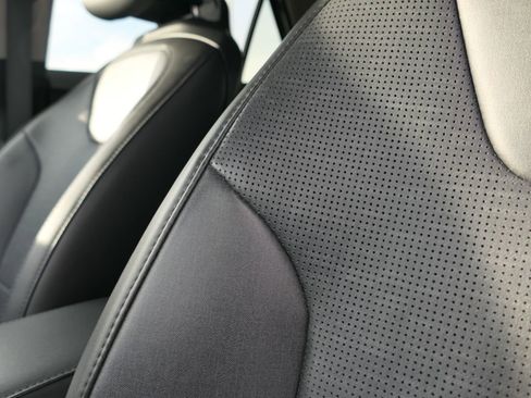 Used 2023 Kia Niro SX image 12