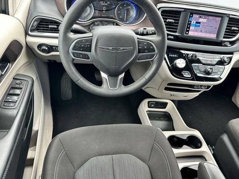 Used 2023 Chrysler Voyager LX FWD image 8