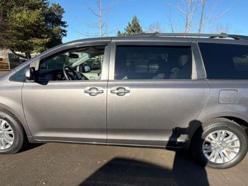 Used 2017 Toyota Sienna XLE Premium image 4