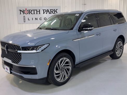 New 2026 Lincoln Navigator Premiere AWD/4WD image 5
