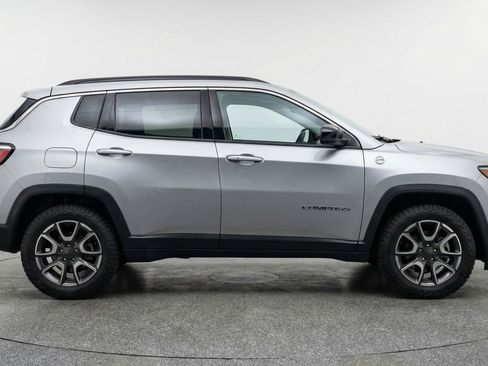 Used 2025 Jeep Compass Trailhawk image 11