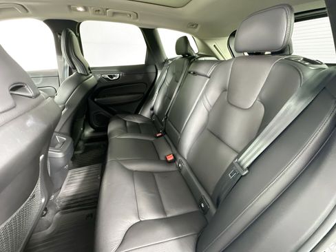 Used 2022 Volvo XC60 B5 Momentum w/ Protection Package Premier image 23