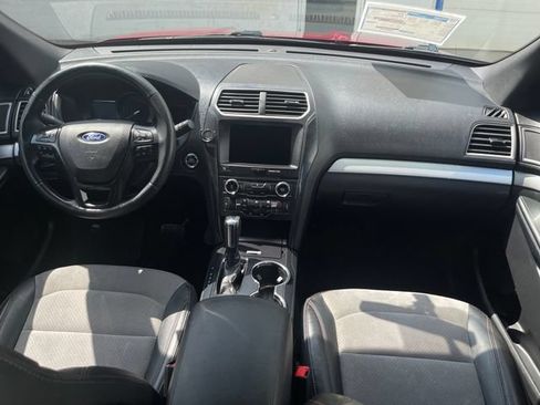 Used 2017 Ford Explorer XLT w/ Equipment Group 202A FWD image 39