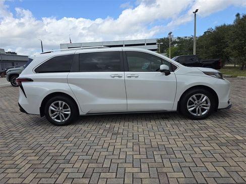 Certified 2024 Toyota Sienna Limited image 12
