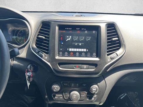 Used 2022 Jeep Cherokee Latitude w/ Sun & Sound Group AWD/4WD image 13