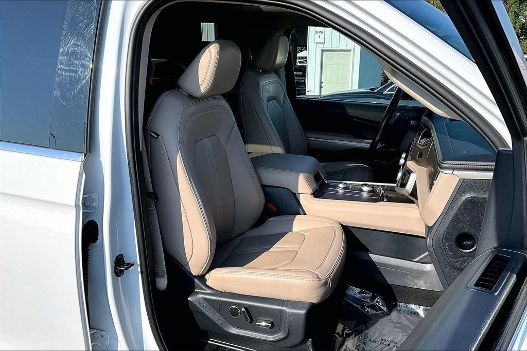 Used 2024 Ford Expedition Limited AWD/4WD image 32