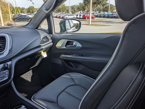 New 2026 Chrysler Pacifica Limited image 17