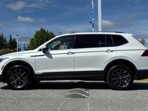 Used 2023 Volkswagen Tiguan SE FWD image 2