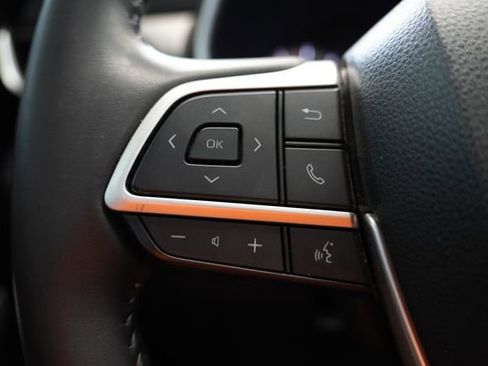 Used 2023 Toyota Highlander XLE FWD image 11