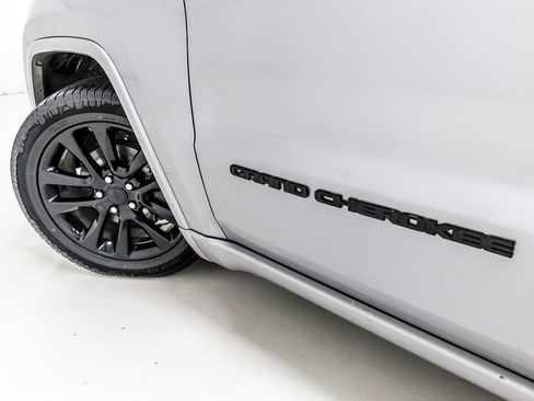 Used 2018 Jeep Grand Cherokee Altitude RWD image 13