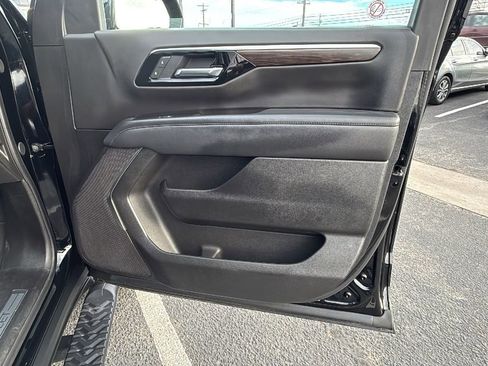 Used 2025 Chevrolet Suburban Z71 image 17